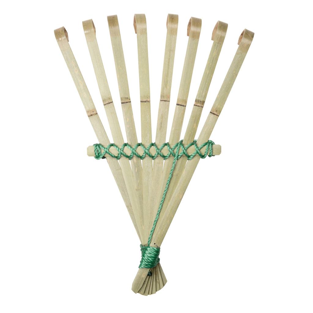 Traditional Japanese hand rake for the garden, made from split bamboo. The clawed tines are perfect for leaves and debris, and it pairs perfectly with the Enormous Leafpan.Traditional Japanese hand rake for the garden, made from split bamboo. The clawed tines are perfect for leaves and debris, and it pairs perfectly with the Enormous Leafpan.