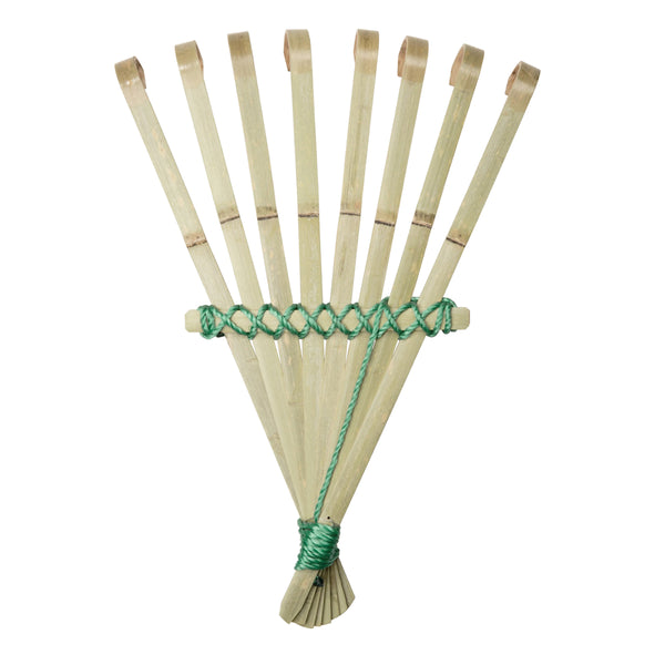 Traditional Japanese hand rake for the garden, made from split bamboo. The clawed tines are perfect for leaves and debris, and it pairs perfectly with the Enormous Leafpan.Traditional Japanese hand rake for the garden, made from split bamboo. The clawed tines are perfect for leaves and debris, and it pairs perfectly with the Enormous Leafpan.