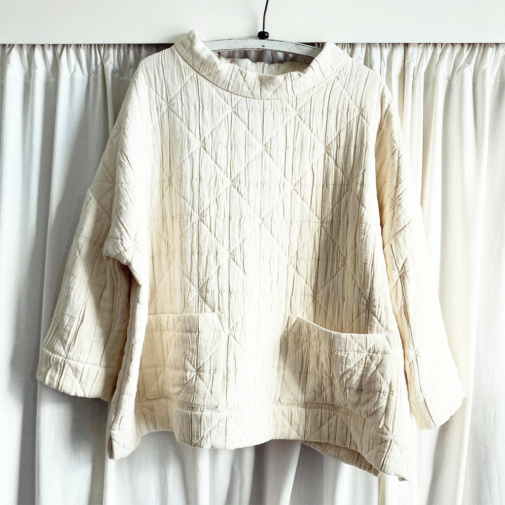 Square shaped smock in a beautiful, quilted cotton which gives this top a drapey swing. With full length sleeves patch pockets and smock neck collar.