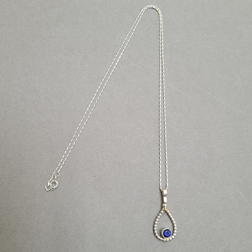 silver teardrop pendant with sapphire and 18ct gold feature on 22inc chain - photo shows the detail of the chain