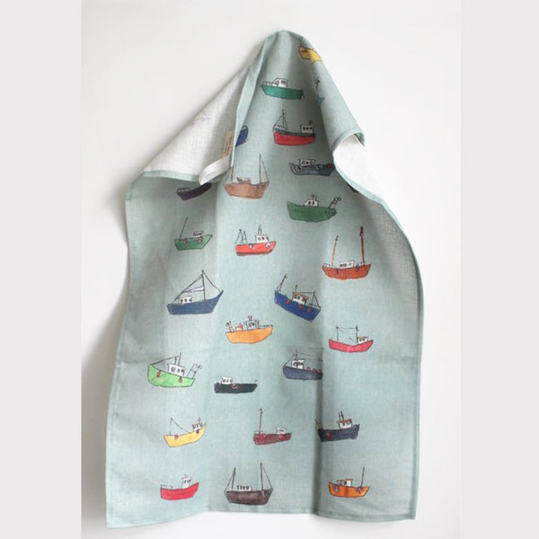 This 'Bobbing boats’ Tea Towel depicts fishing boats sketched and painted by Illustrator Helen Beard from the coasts around Britain. Helen's Dailyware is a range of English made homewares designed for everyday use.